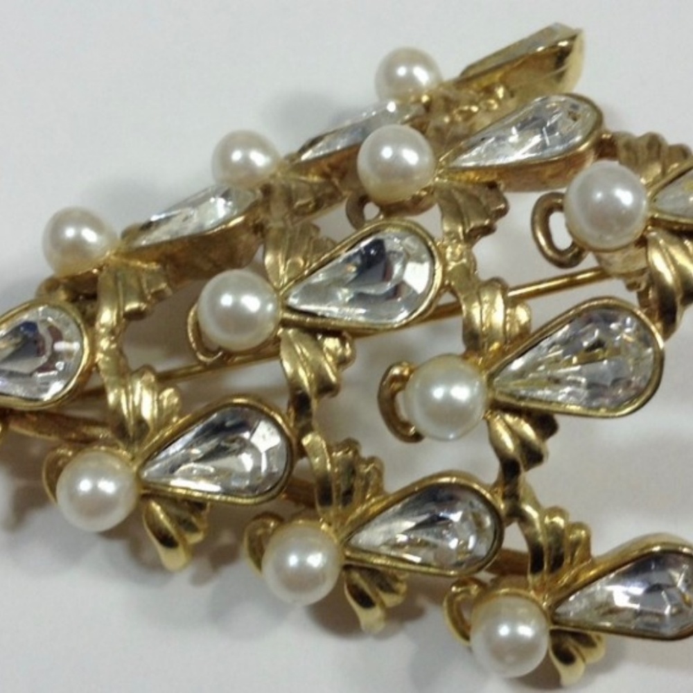 BW Rhinestone/Pearl Angel Christmas Tree Pin - Picture 3 of 4